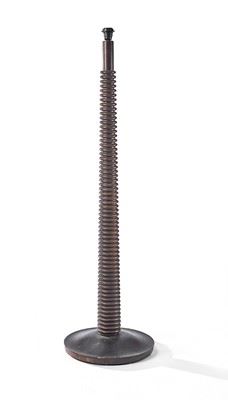 RARE ET INTERESSANT PIED DE LAMPADAIRE en acajou et bois teinté. Le fut tronconique tourné et aux motifs d’anneaux en ressaut sur toute la hauteur. La base circulaire en doucine ; la tranche très légèrement rentrante. Années 1940-1950.  Expert : Emmanuel EYRAUD - eyraud.expert@free.fr...