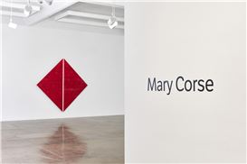 Mary Corse Sets A Thrilling Pace Exhibition In Los Angeles