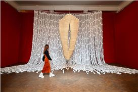 Marta Palau: My Paths Are Earthly on View at Museu Tàpies, Barcelona