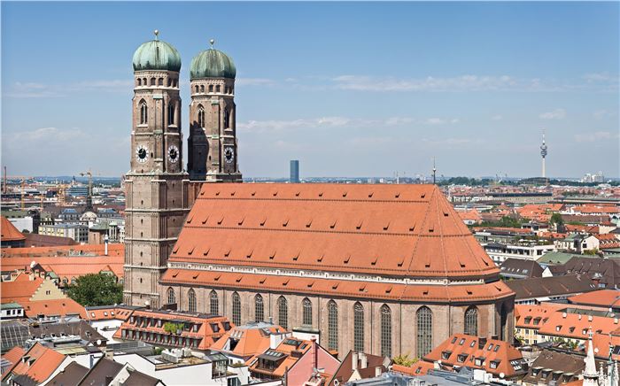 Frauenkirche, view from Alter Peter, 2006 (photo by Diliff, CC BY 2.5)