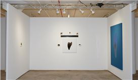 Kami Mierzvvinsk Turns Resin and Color into Fields of Uncertainty