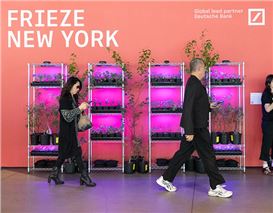 The Art World This Week: Ari Emanuel to Buy Frieze, US Venice Pavilion Adds New Guidelines, Art Institute of Chicago Director Under Investigation, and More