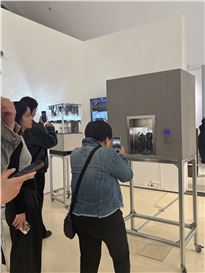 CAFA Graduates Who Believe in “Light” | Yan Wenhao: The Elevator Is like a Miniature City