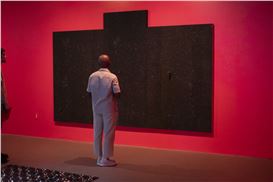 Review: ‘Traces of an Unseen Fire’ Resists Presumption Through New Mythos at MOCAGA