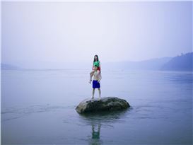 Drama Between the Tides: The Art of Yin Yunya