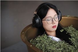 Is Marina Abramovic’s “Longevity Method” a Business, or a Performance?