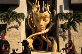 Monumental Sculpture Comes to Life at Night with Projection Mapping