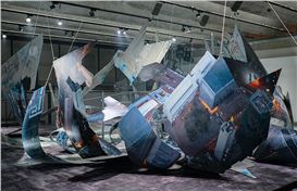 Solo exhibition reshapes sense of space and time